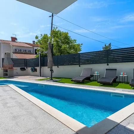 Rose Mit Privatem Pool By Interhome * Medulin