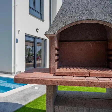 Rose Mit Privatem Pool By Interhome *