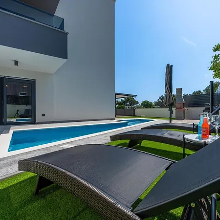 Rose Mit Privatem Pool By Interhome Daire *
