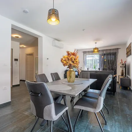 Rose Mit Privatem Pool By Interhome Apartmán *
