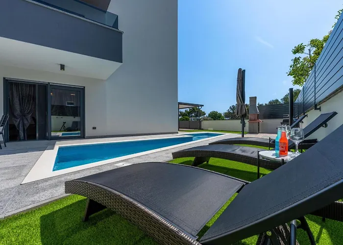 Rose Mit Privatem Pool By Interhome Daire *