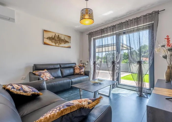 Rose Mit Privatem Pool By Interhome * Medulin