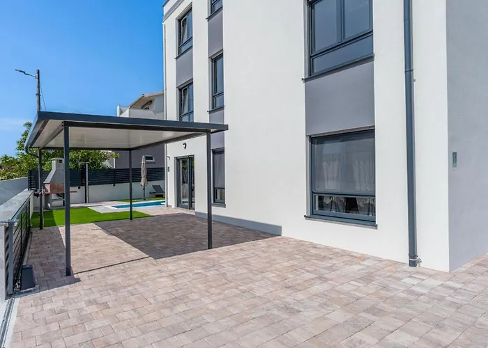 Rose Mit Privatem Pool By Interhome Daire